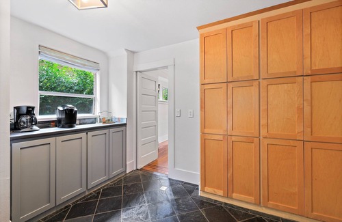 Stevens House | Elegant Capitol Hill Home 8BR Near Parks & Dining