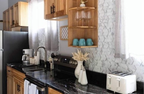 Ponderosa Trails Apartment | Elegant Casita, French Doors, Fire Pit, Flight Art, Patio & Sofabed