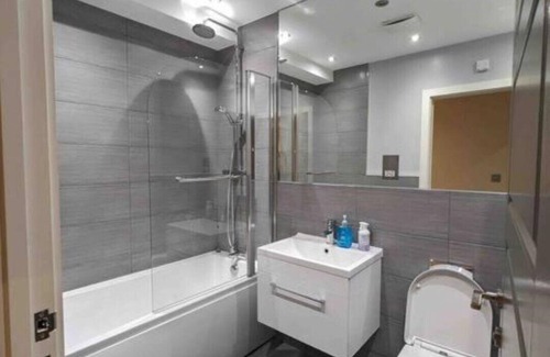 Brentwood Apartment | Elegant Central Brentwood Flat
