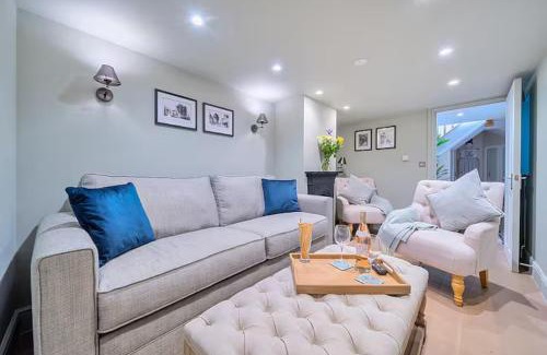 Guildford House | Elegant Central Guildford Home with Castle Views Pass The Keys