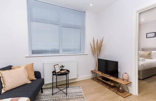 Aylesbury Apartment | Elegant Central Private Parking Leisure Contractor