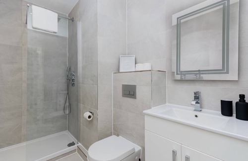 Aylesbury Apartment | Elegant Central Private Parking Leisure Contractor
