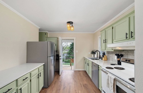 Kingsport Apartment | Elegant & Central ~ Queen Beds ~ Private Yard
