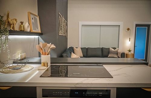 Victoria Park Condo | Elegant & Chic Condo Prime Location Run by Owners