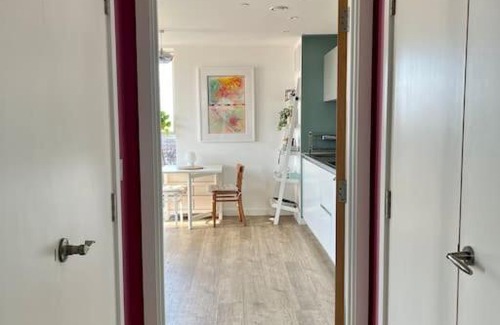 New Cross Apartment | Elegant Chic Living: 1 Bed In Vibrant London Area