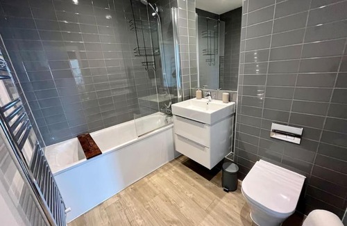 New Cross Apartment | Elegant Chic Living: 1 Bed In Vibrant London Area