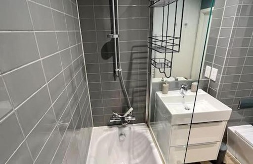 New Cross Apartment | Elegant Chic Living: 1 Bed In Vibrant London Area