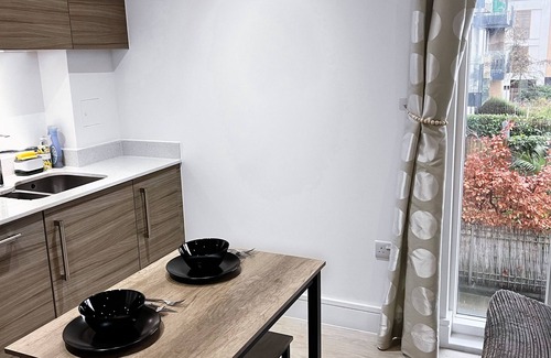 Highams Park House | Elegant Clean & Modern 2-Bed Flat with Balcony Views