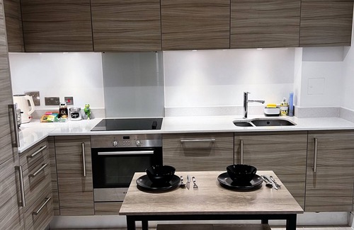 Highams Park House | Elegant Clean & Modern 2-Bed Flat with Balcony Views