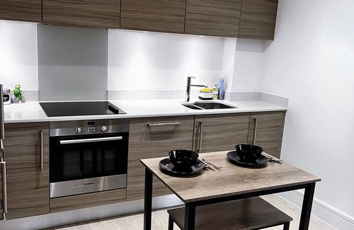 Highams Park House | Elegant Clean & Modern 2-Bed Flat with Balcony Views
