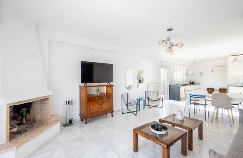 Alimos Apartment | Elegant Coastal Haven: Fully Renovated 3-Bedroom Apartment