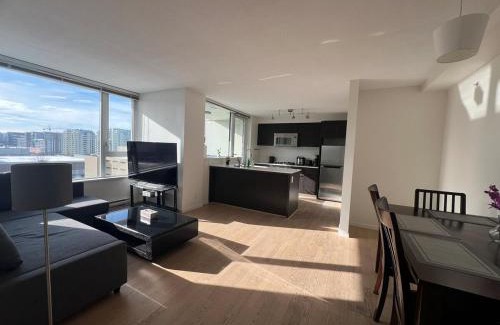 Richmond City Centre Apartment | Elegant &comfortable room1B &1B apartment perfect location