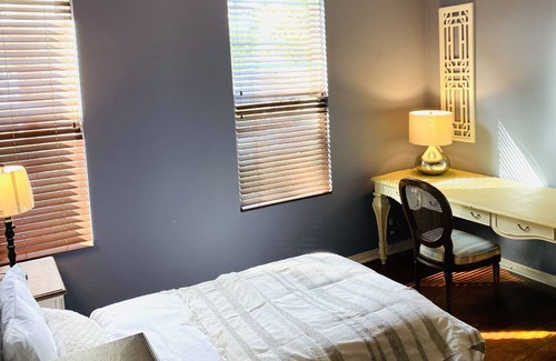 Claremont House | Elegant, Comfy Townhouse in Prime Location 3br/3ba