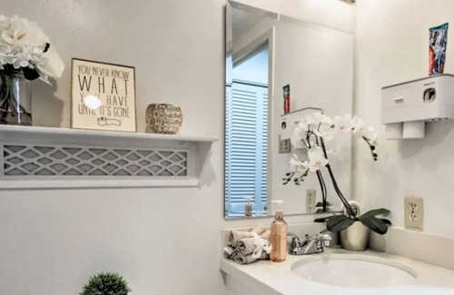 Sharpstown Condo | Elegant Condo w/ City Views