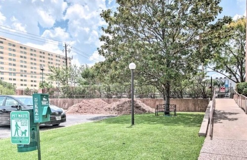 Sharpstown Condo | Elegant Condo w/ City Views