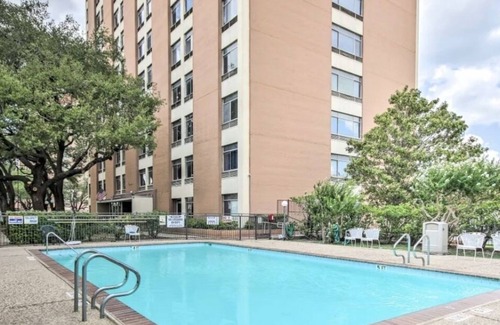 Sharpstown Condo | Elegant Condo w/ City Views