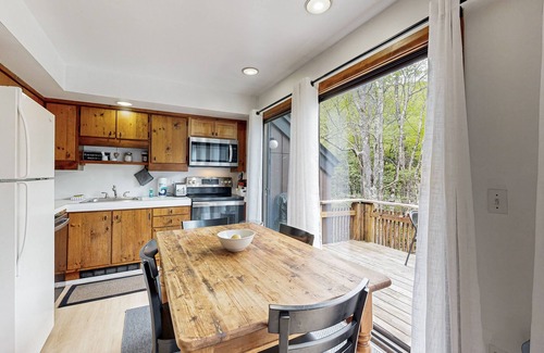 Waitsfield Condo | Elegant condo w/onsite resort amenities, pool, tennis, w/d, & grill