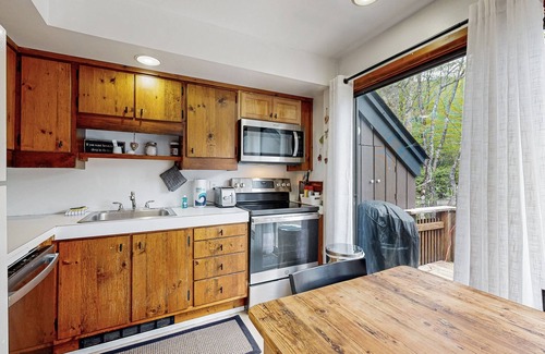 Waitsfield Condo | Elegant condo w/onsite resort amenities, pool, tennis, w/d, & grill