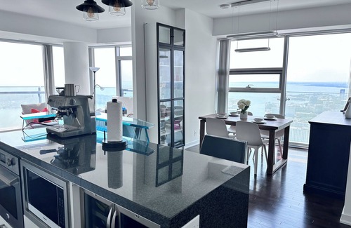 Toronto Entertainment District Apartment | Elegant condo with Lake Views Near CN Tower Modern Décor