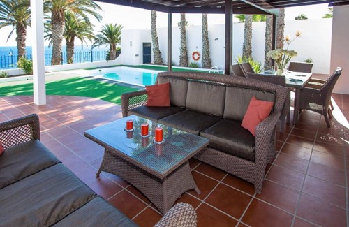 Costa Teguise Villa | Elegant Costa Teguise Villa | Villa Amapola | 4 Bedrooms | Stunning Seaviews