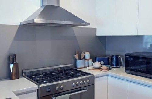 Ballarat House | Elegant Cosy Ballarat Central Getaway with Tesla Chargern