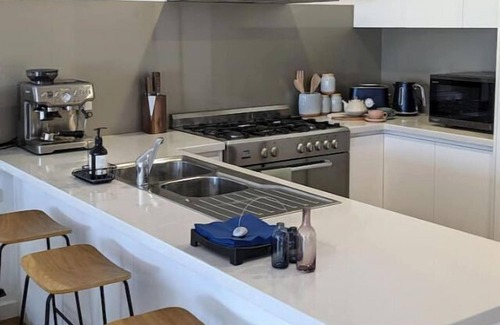 Ballarat House | Elegant Cosy Ballarat Central Getaway with Tesla Chargern