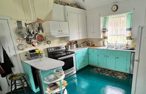 King House | Elegant Country Home, 1hr from Toronto with access to Private Lake