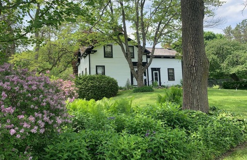King House | Elegant Country Home, 1hr from Toronto with access to Private Lake