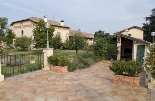 Barco House | Elegant country house with pool in Matilda of Canossa area - Apartment