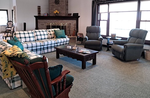 Martell House | Elegant Country Retreat, 20 min to Lincoln