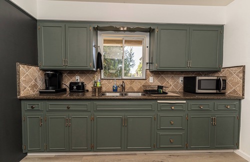 Porterville House | Elegant Cozy 3 Bedroom Home with Large Backyard