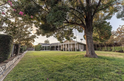 Porterville House | Elegant Cozy 3 Bedroom Home with Large Backyard
