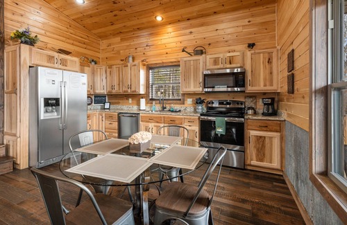 Marble Falls Cabin | Elegant Cozy Cabin, Jetted 2 person tub, fireplace, king master, canoeing, WIFI