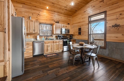 Marble Falls Cabin | Elegant Cozy Cabin, Jetted 2 person tub, fireplace, king master, canoeing, WIFI
