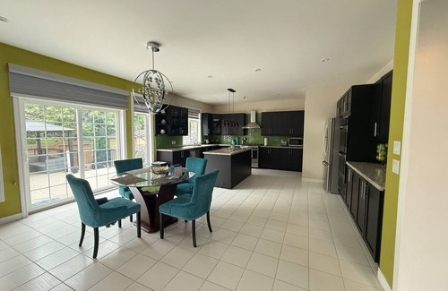 Hamilton House | Elegant & Cozy Designer Home in Meadowlands