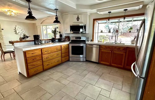 Kit Carson House | Elegant & Cozy Poolside Villa!