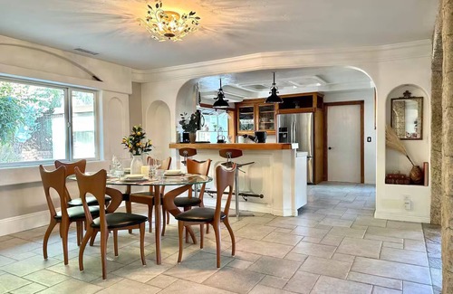 Kit Carson House | Elegant & Cozy Poolside Villa!