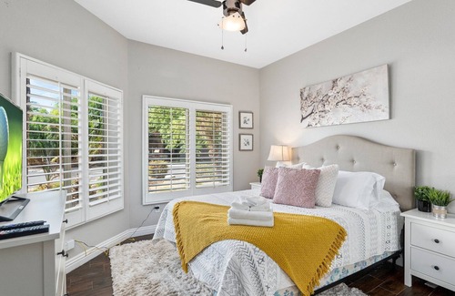 Paradise Valley Village House | ELEGANT,COZY,SLEEPS 12,HEATED POOL & SPA, PRIVATE, RELAXING,GAMES