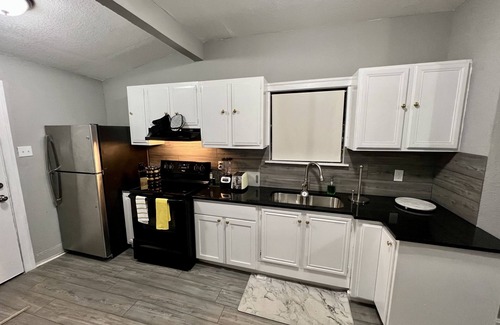 Southside House | Elegant Downtown Cottage Perfect For Long Stays