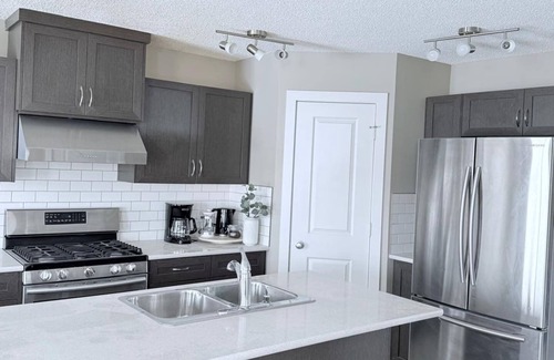 Southeast Edmonton House | Elegant Duplex| Attached Garage| King Beds