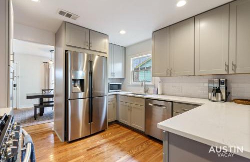 North Loop House | Elegant Escape Gourmet Kitchen and Outdoor Living