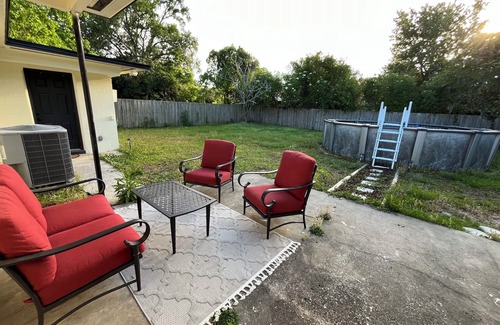 Jacksonville House | Elegant Escape Room with Shared Bathroom in 3 bedroom house.