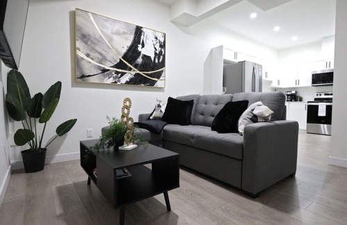 Northwest Edmonton Condo | Elegant Escape w/King Bed|Long Stays|WEM|Disney+