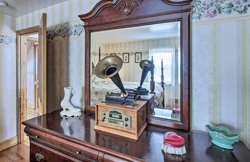 Shawano House | Elegant Estate ~ 16 Mi to Shawano Lake!