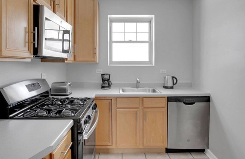 Evanston Apartment | Elegant Evanston 2BR, 1 mile from Northwestern campus, by Blueground