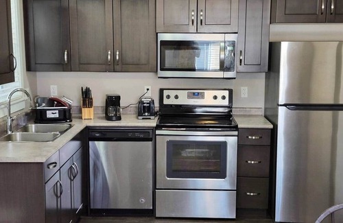 Regina Apartment | Elegant Family House by Stadium, Airport,Shopping