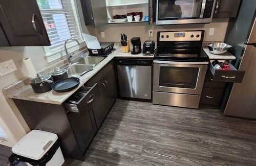 Regina Apartment | Elegant Family House by Stadium, Airport,Shopping
