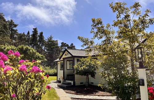 Fort Bragg House | Elegant farmhouse cottage on beautiful apple orchard