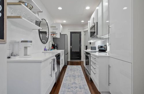 Union Park Apartment | Elegant Flat nestled right off-campus & free parking!