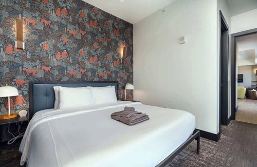 Berkeley Hotel | Elegant Flat on Tennyson Street w/Balcony + Rooftop Patio